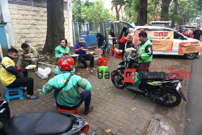 
 Masyarakat, termasuk driver ojol saat menikmati sarapan di Warung Makan Gratis Az Zahra yang mangkal di Jalan Jakarta, tepatnya di halaman parkir Masjid Baitut Taqwa, Bea Cukai, Kota Malang, Rabu (13/11/2024). (Nedi Putra AW)
