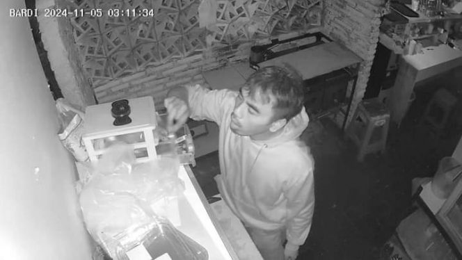 
 Tangkapan layar rekaman CCTV yang menunjukkan pelaku saat beraksi membobol laci meja kasir warung makan Katsugi Bento Malang (ist)