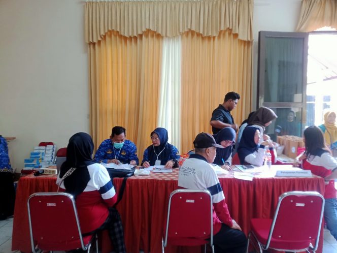 
 Warga masyarakat Desa Punten, saat tengah mengikuti Pemeriksaan dan Pengobatan gratis. (Yan)