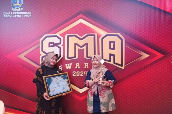 
 Kepala Sekolah SMA 1 Batu Ritul Idha Djarwati, S. Pd., M. Pd ( Kanan ) dan Pemenang Juara III Fotografi SMA Awards 2024 Jingga Ar Raisha. (ist)