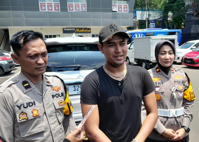 
 Pengemudi mobil Pajero Steven Fareza, bersama Kasat lantas Kompol Fitri, dan Kasi Humas Ipda Yudi saat klarifikasi terkait lampu tembak yang mengganggu pengendara lain. (Rohim Alfarizi) 