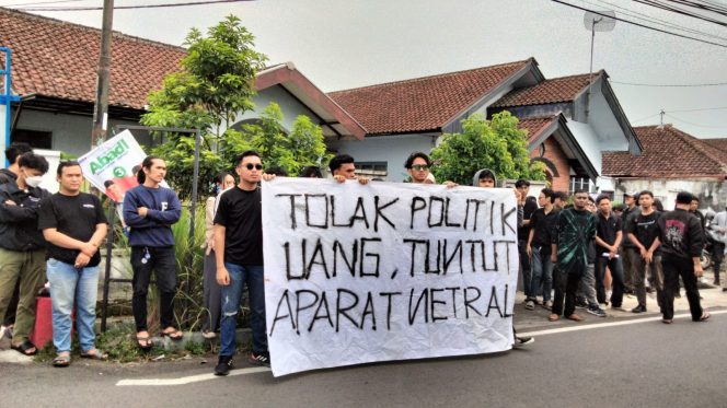 
 Puluhan massa aksi, gelar aksi damai di depan kantor Bawaslu dan KPU kota Malang. (Rohim Alfarizi)
