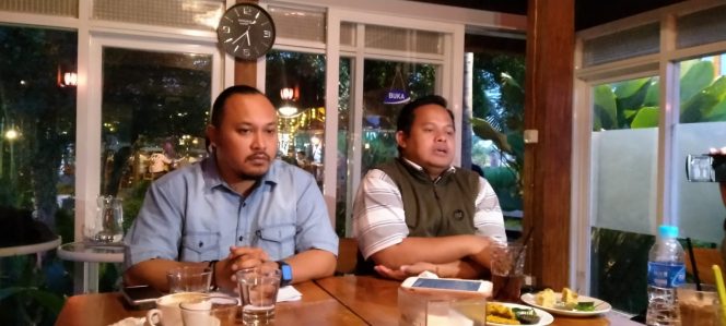 
 Jubir Paslon wali no urut 1 Dito Arif dan Trio Agus Yuwono wakil ketua Tim Wali saat menyampaikan pernyataan pilkada damai dan riang gembira. (Ist)