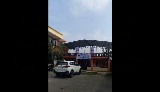 
 Banner posko pemenangan paslon Salaf yang terpampang di lokasi unit usaha milik BUMDes Pujon Lor. (ist)