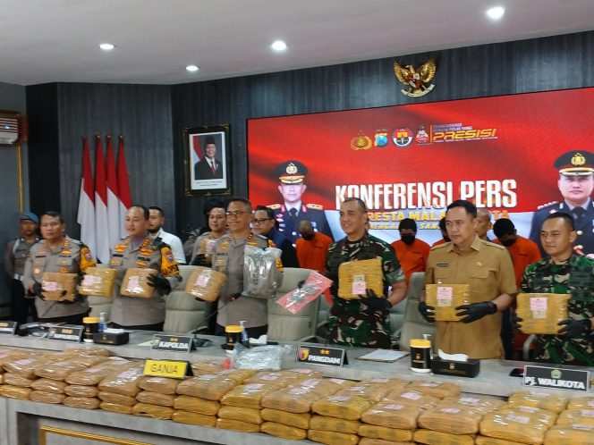 
 Kapolda Jatim Irjen Imam Sugianto, Pangdam V Brawijaya, Kapolresta Makota, Pj Walikota Malang, Kabid Humas Polda Jatim dan Danrem 083/ Bdj. (Rohim Alfarizi)