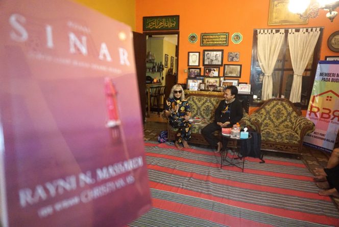 
 Penulis Rayni N. Massardi, (kiri), saat membahas novel terbarunya, yakni Sinar dalam sebuah diskusi bersama Asyrofi RS, di Rumah Budaya Ratna Jl. Diponegoro No. 3, Malang, Sabtu (7/12/2024). (Nedi Putra AW)