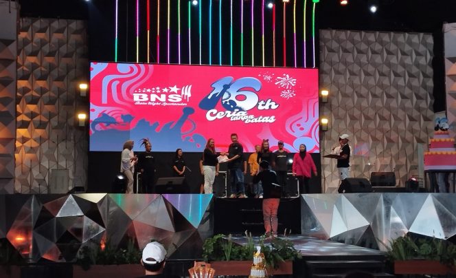 
 Dirut BNS, Ir. DR. Suryo Widodo, M.Ars., M.M, saat memberikan hadiah kepada peserta yang beruntung. (Yan)