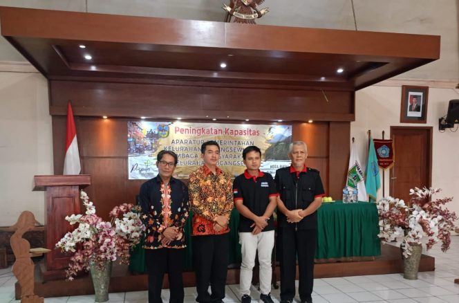 
 Kades Pesanggrahan, Imam Wahyudi, S.Pd bersama Lurah Pucang Sewu, Dimas Aji dan rombongan, saat tengah sesi foto bersama. (Yan)
