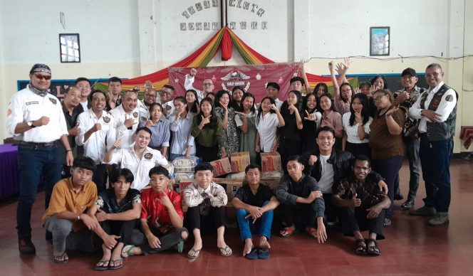 
 HDCI Malang bersama anak panti asuhan kristen foto bersama usai penyerahan bantuan. (Rohim Alfarizi)