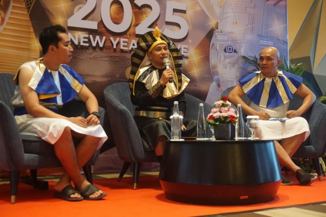 
 Cluster General Manager Grand Mercure Malang Mirama & Mercure Surabaya Grand Mirama, Sugito Adhi (tengah), yang didampingi FnB Manager Wahyu Widianto dan Chef Bardi saat menyampaikan program Tahun Baru di Sky Lounge, Selasa (17/12/2024). (Nedi Putra AW)