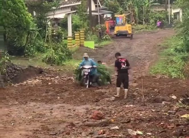 
 Warga Desa Segelan Ngajum membangun jalan desa secara swadaya. (IG Malangtaya_info)