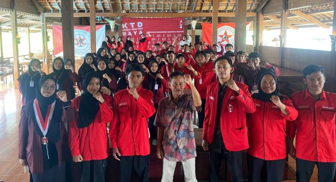
 Mantan Walikota Malang, Drs. Peni Suparto, M.A.P, berfoto bersama peserta usai seminar. (ist)