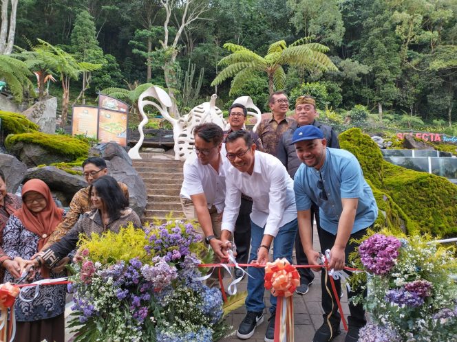 
 Wali Kota Batu terpilih, Cak Nur didampingi Wakil Wali Kota Batu terpilih, Mas Heli bersama Kadisparta Kota Batu, Arief As Siddiq dan Dirut Selecta, Sujud Hariadi, saat menggunting pita sebagai tanda launching Dino Ranch. (Yan)