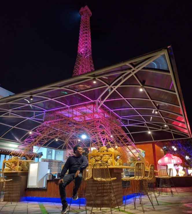 
 Konseptor Dufan, Sujono Djonet, saat sesi foto dengan background Bar Durian Eiffel. (Yan)