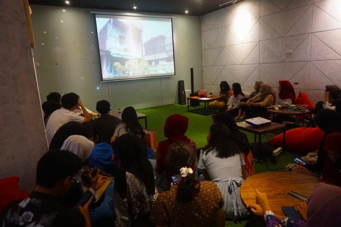 
 Para siswa yang tergabung dalam Komunitas Pelajar Sejarah SMA Tugu atau Kopaja SMATUG, saat menyimak film dokumenter 