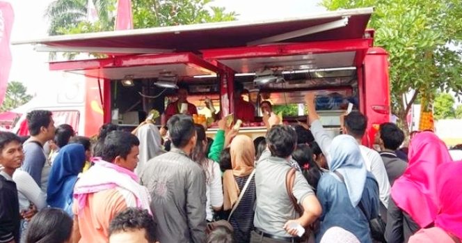 
 Salah satu jenis bisnis prospektif yang tidak pernah mati. Puluhan pembeli antri di kuliner food truck. (ist)