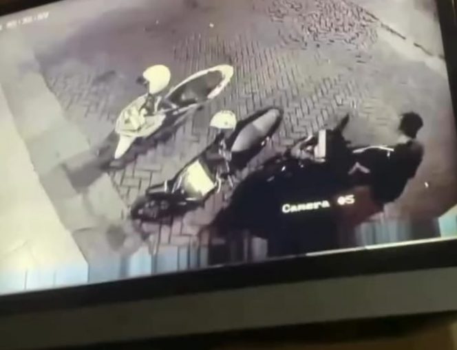 
 Aksi curanmor di parkiran rental Singosari terekam kamera CCTV. (IG info Malangan)