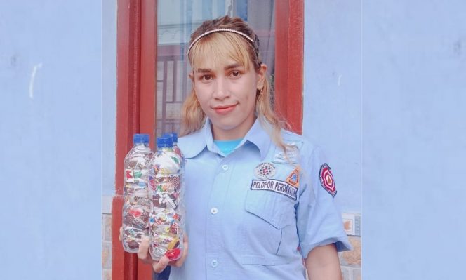 
 Seby Kreator Ecobrick melakukan daur ulang plastik untuk kemanfaatan luas. (Seby for BacaMalang)