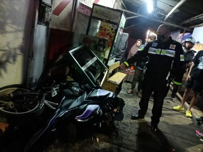 
 Anggota Laka Lantas Polresta Makota saat menunjukkan sepeda motor korban. (ist)