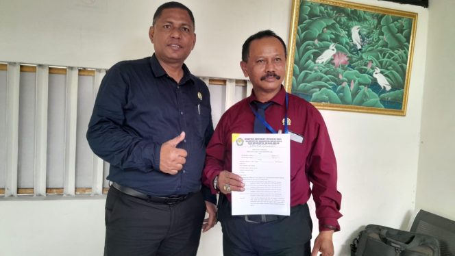 
 Kuasa hukum tergugat Rudi Hermanto, SH dan rekan menunjukkan surat gugatan penggugat. (Rohim Alfarizi)