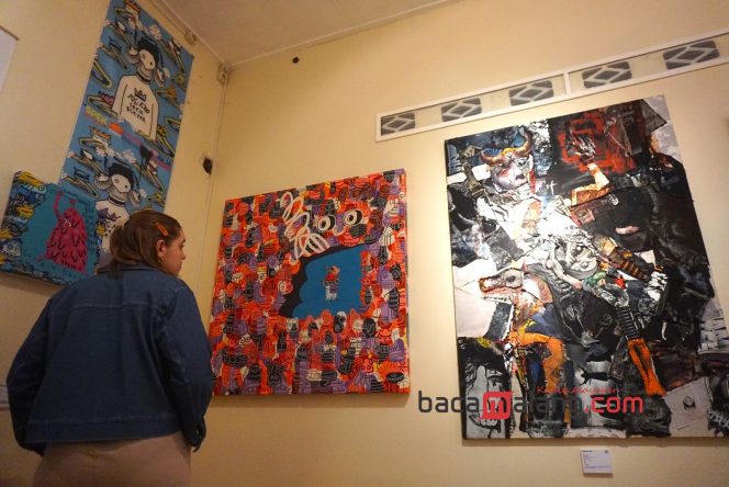 
 Seorang pengunjung mengamati karya dalam Mini Showcase bertajuk 