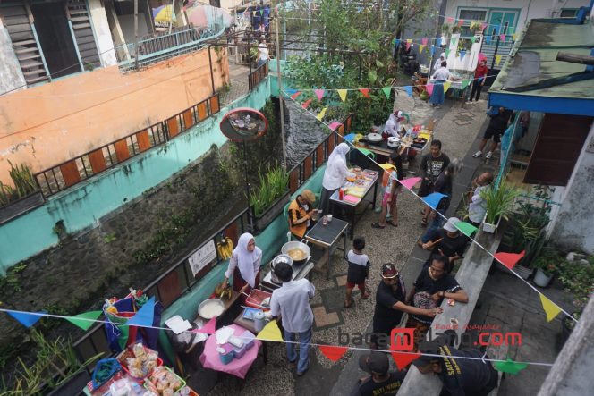 
 Bazaar royalan warga RW 09, dalam Festival Najaj Halokes, di depan Kedai Sebastien Kayutangan, Jalan Basuki Rahmat gang 8, Kelurahan Oro-Oro Dowo, Kecamatan Klojen Kota Malang, Minggu (26/1/2025). (Nedi Putra AW)