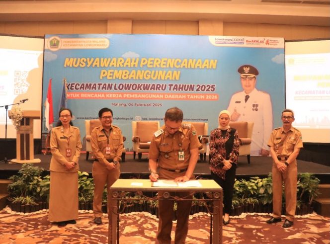 
 Ketua DPRD Kota Malang Amitya, Camat Lowokwaru Rudi Cahyono, dan Kepala OPD saat menandatangani usulan yang diterima di Musrenbangcam 2024. (ist)