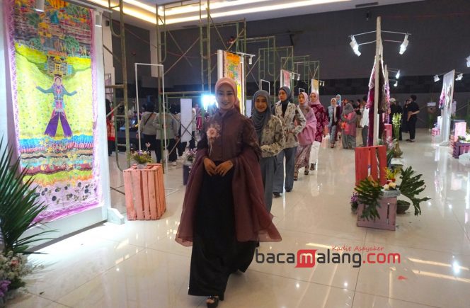 
 Fashion show dari 16 karya konseptor Jelang Julang #4 saat pembukaan di auditorium lantai 7 gedung Malang Creative Center (MCC) Kota Malang, Selasa (11/2/2025). (Nedi Putra AW)