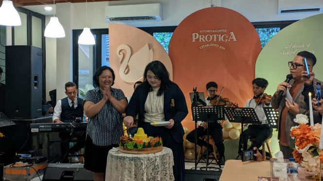 
 Almathea Fauziah melakukan prosesi pemotongan tumpeng didampingi perwakilan keluarga. (Wahyu)