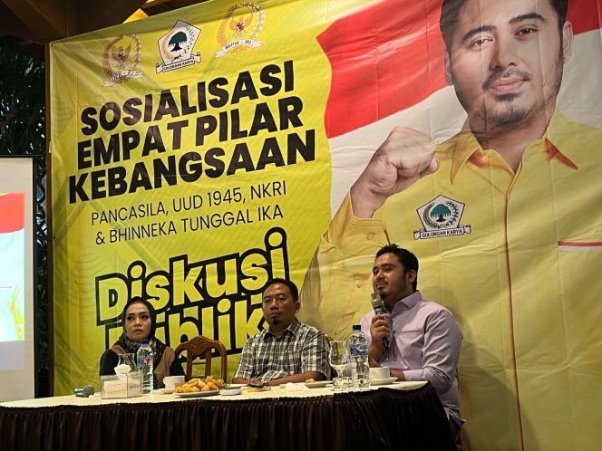 
 Anggota DPR RI Dapil Malang Raya, Ahmad Irawan (kanan) saat menggelar diskusi publik di Kota Malang. (ist)