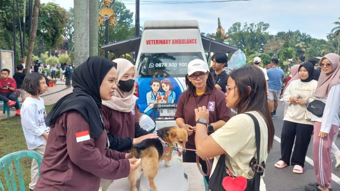 
 Pemeriksaan kesehatan hewan gratis yang digelar PWI Malang Raya dan PDHI Jatim di Ijen Car Free Day. (ist)