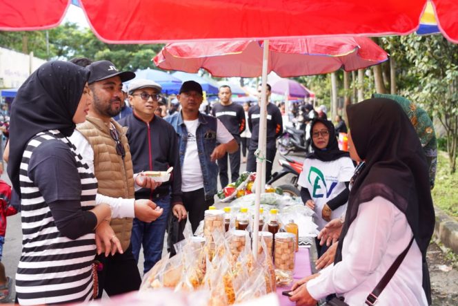 
 Wawali Batu, Heli Suyanto, saat tengah meninjau stand di CFD. (Yan)