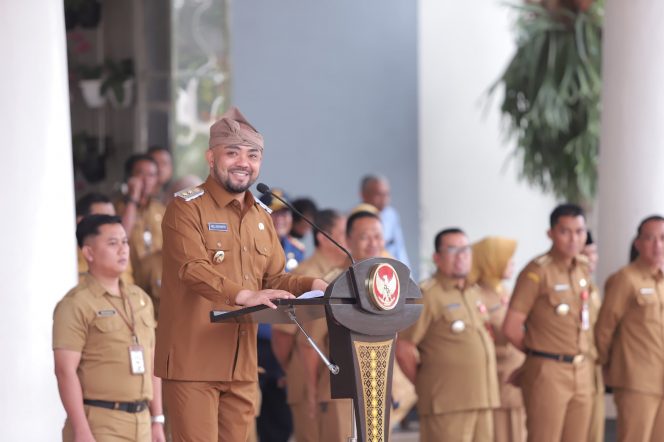 
 Wakil Wali Kota Batu, Heli Suyanto saat memimpin pel pagi bersama ASN Pemerintah Kota Batu. (Yan)