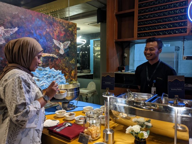 
 Mira, dari Balai Pusat Latihan Perhotelan (BPLP) Brawijaya saat sedang mencoba Aust Brisket. (Wahyu)