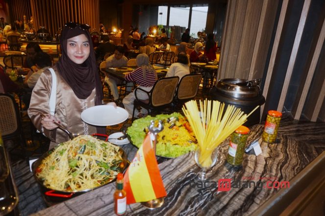 
 Influencer Wilda Uliarosa mencoba menu Spanish Food dengan andalannya aneka ragam Paella dalam launching menu paket buka puasa Ramadan Kareem by ALL Grand Mercure Malang Mirama, Selasa (25/2/2025). (Nedi Putra AW)