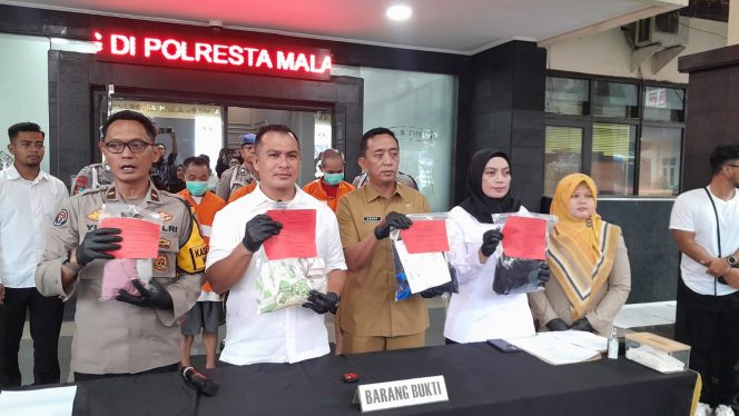 
 Kasat Reskrim Polresta Makota, Kompol M.Sholeh, Kasi Humas Polresta Ipda Yudi' Kanit PPA Ipda Khusnul dan Kadinas Sosial Doni dalam rilis ungkap kasus pencabulan. (ist)