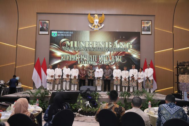 
 Camat Batu, Sasongko Fitra Adhitama (tengah), saat sesi foto bersama dalam kegiatan acara Musrenbang Kecamatan Batu. (Yan)