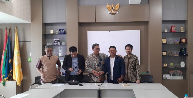 
 Rektor UWG Dr. Anwar didampingi Kasi Humas Rahmad dan Kuasa hukum UWG Dr. Solahoddin, saat bersalaman dengan Gilang usai minta maaf dan klarifikasi. (Rohim Alfarizi)