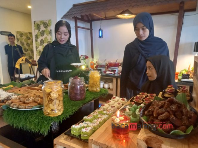 
 Tamu menikmati menu berbuka puasa Lentera Ramadan di Whiz Prime Hotel Basuki Rahmat Malang, Minggu (2/3/2025). (Nedi Putra AW)