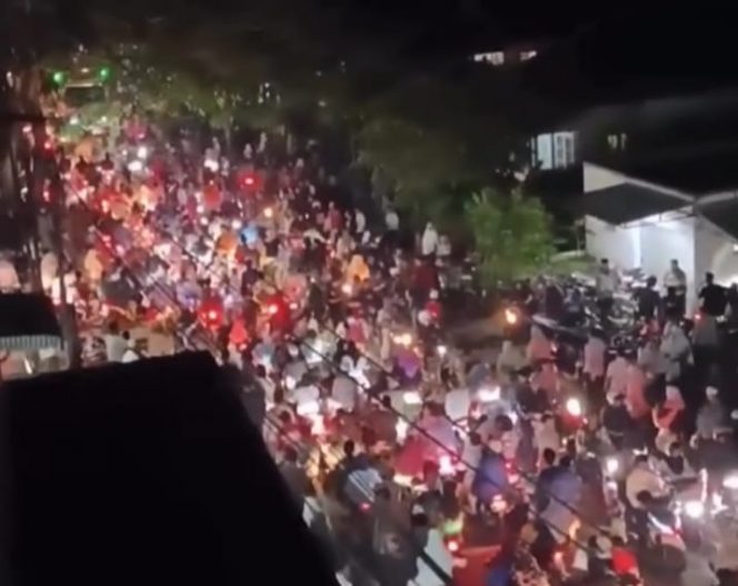 
 Jemaah Tarawih membludak. (IG infomalangan)