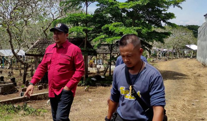 
 Anggota DPRD Kabupaten Malang sekaligus Ketua Fraksi PDI Perjuangan, Abdul Qodir (baju merah) didampingi Sekretaris PAC PDI Perjuangan Dau, Dodik saat meninjau pembangunan jalan makam Dusun Klandungan Desa Landungsari. (ist)