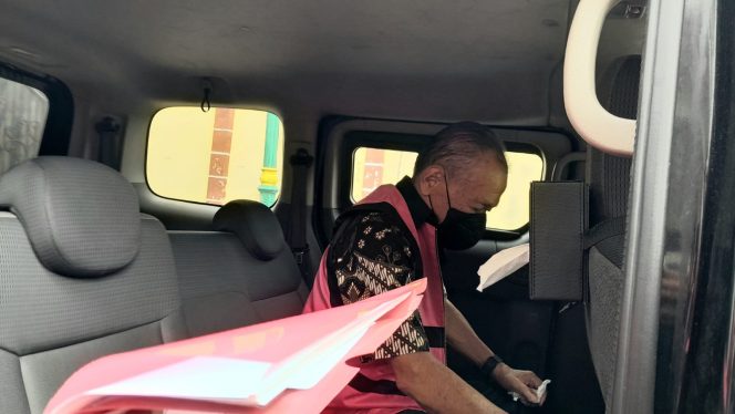 
 Tersangka H yang diduga rugikan negara Rp 3 miliar  saat dimasukkan mobil untuk penahanan di Lapas Kelas I Malang selama 20 hari ke depan. (Rohim Alfarizi)