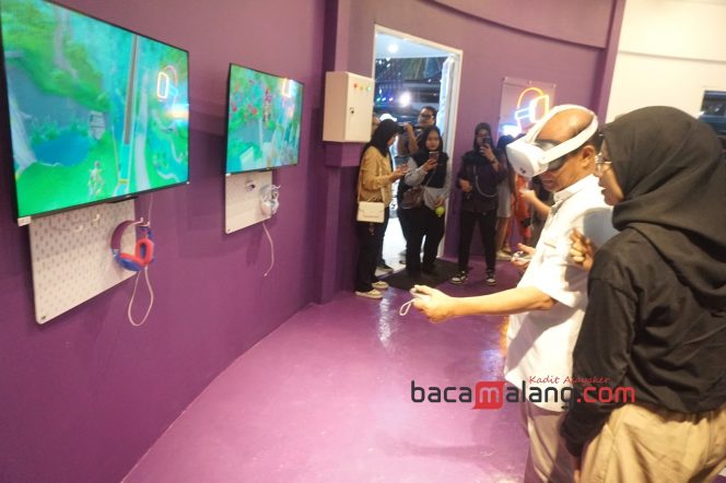 
 Ketua Badan Pembina Harian (BPH) UMM, Prof. Dr. Muhadjir Effendy, M.A.P saat mencoba game Virtual Reality saat grand launching Zombiefort: The Last Scientist di Taman Rekreasi Sengkaling, Malang, Sabtu (29/3/2025). (Nedi Putra AW)