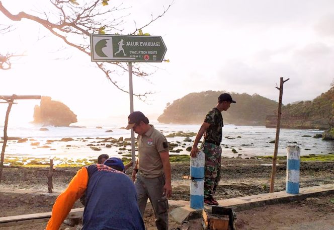 
 BPBD menyiapkan rambu jalur evakuasi untuk kesiapsiagaan bencana di destinasi wisata. (BPBD for BacaMalang)