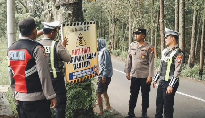 
 Pada Sabtu (5/4/2025), Polres Malang resmi memasang puluhan papan imbauan keselamatan serta cermin cembung di titik-titik rawan kecelakaan menuju kawasan wisata Gunung Bromo. (Humas Polres Malang)