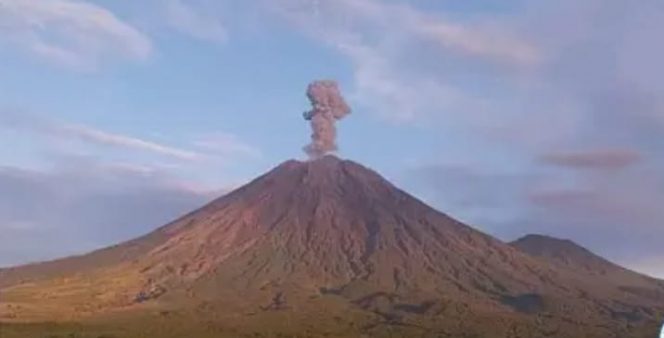 
 Gunung Semeru mengalami erupsi, dan Warga Kabupaten Malang merasakan hujan abu. (ist)