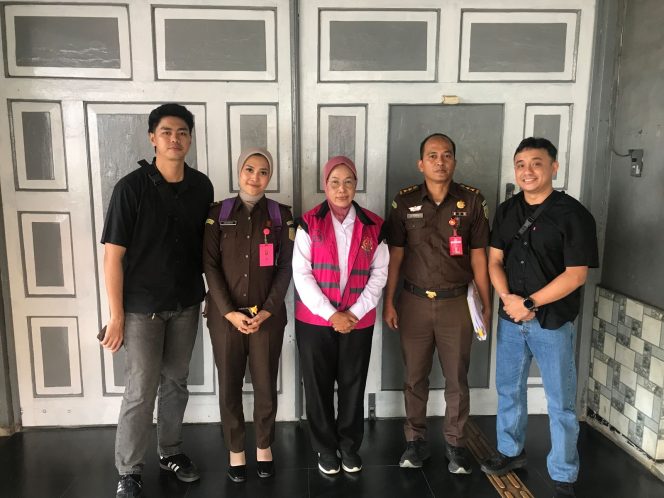 
 Terpidana Rini (rompi merah muda) saat berada di Lapas Perempuan Kelas IIA Sukun Kota Malang. (ist) 