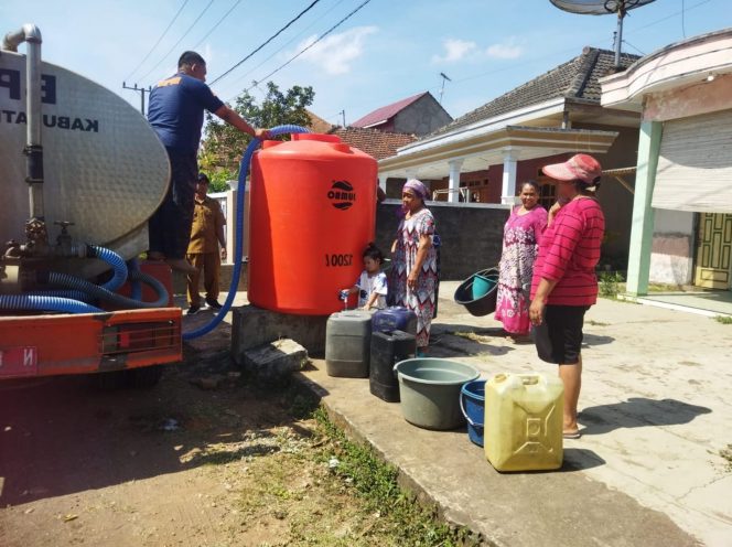 
 BPBD memasok air bersih pada daerah terdampak kemarau. (BPBD for BacaMalang)