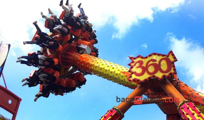 
 Pengunjung saat menikmati wahana Pendulum 360⁰ di Jatim Park 1 Kota Batu beberapa waktu lalu. (Nedi Putra AW)
