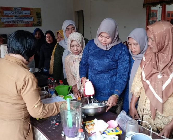 
 Peserta antusias mengikuti 
Pelatihan Pengembangan Pangan Lokal, Sosialisasi Pola Konsumsi Pangan Beragam, Bergizi, Seimbang, dan Aman (B2SA), serta Kebun B2SA di Desa Codo, Kecamatan Wajak. (IG DKP)